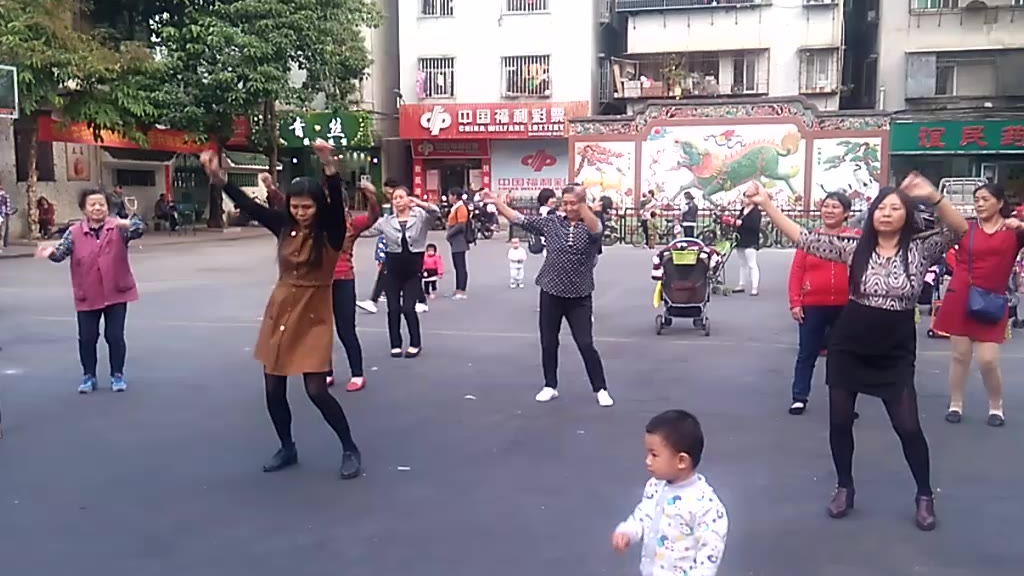 小孩学大人跳广场舞